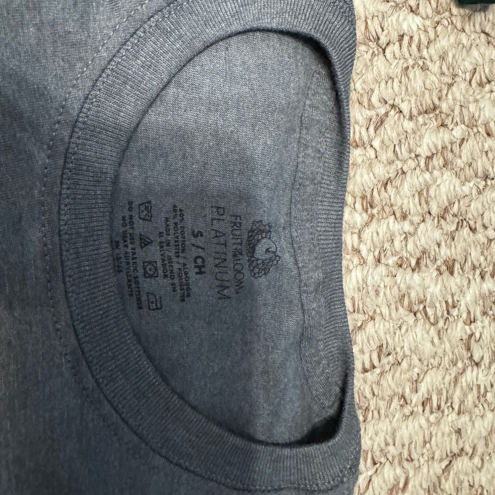 NWT Fruit of the Loom platinum Tshirt S - Picture 3 of 3